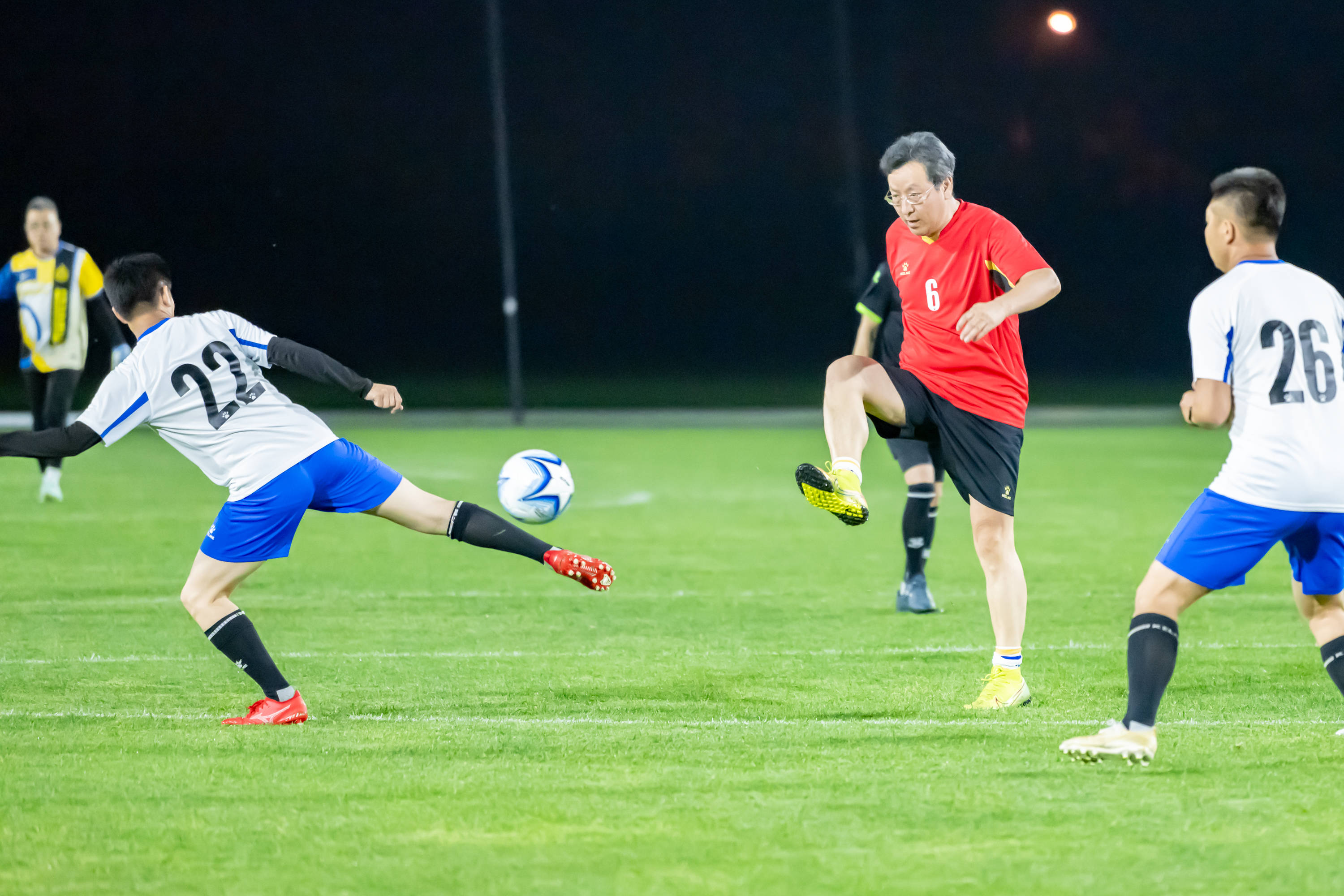 而意大利足 而意大利足